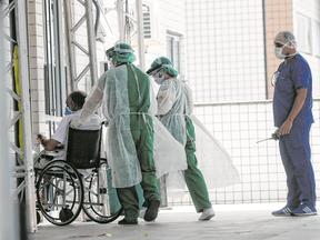 Pacientes dando entrada em hospital com suspeita de coronavírus