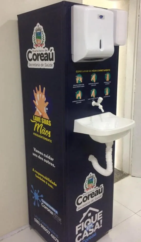 As 16 escolas municipais de Coreaú também terão, cada, cabines com álcool em gel, água e detergente para higienização das mãos.