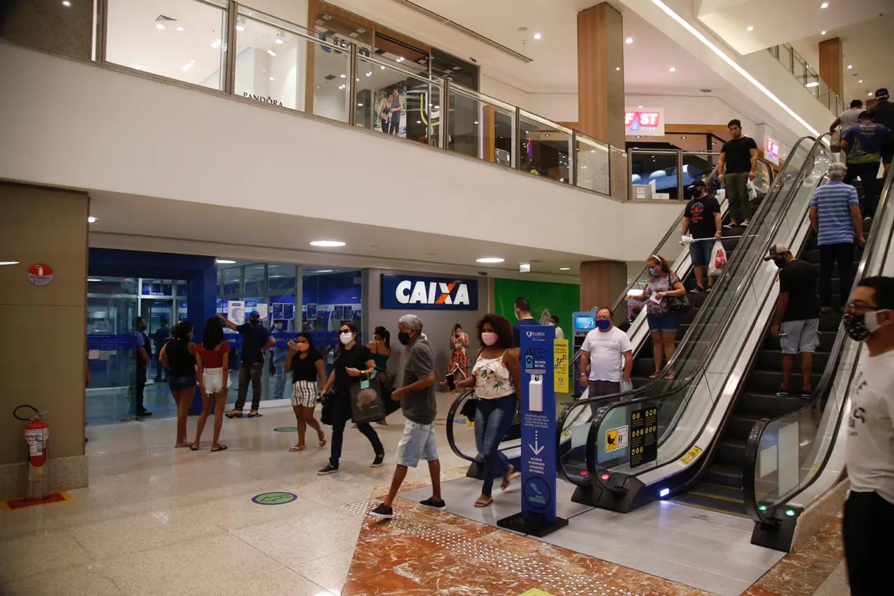 Imagem da notícia: Shoppings da Capital têm fila no primeiro dia de reabertura de lojas