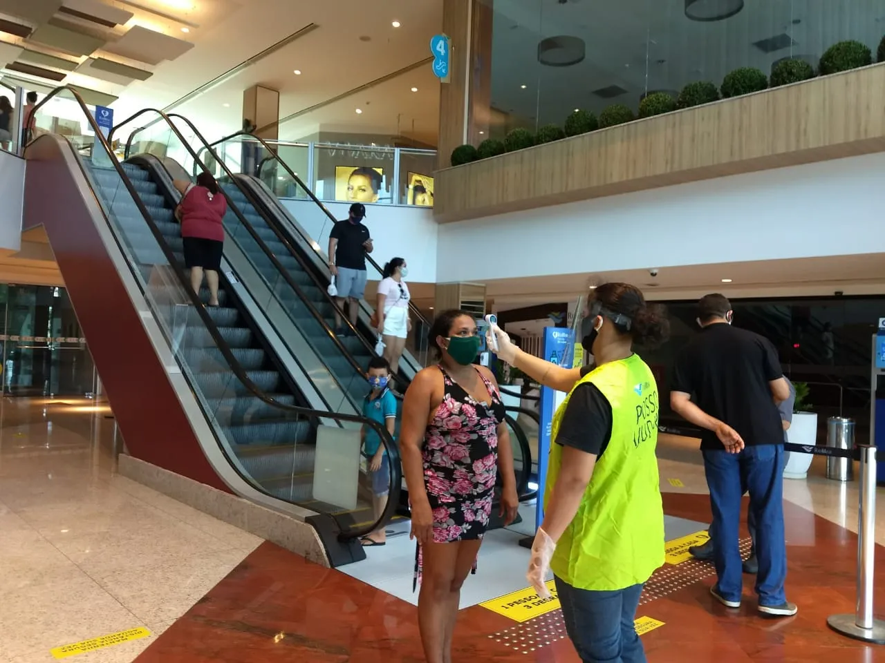Cada cliente precisa medir a temperatura antes de adentrar o espaço do interior dos shoppings