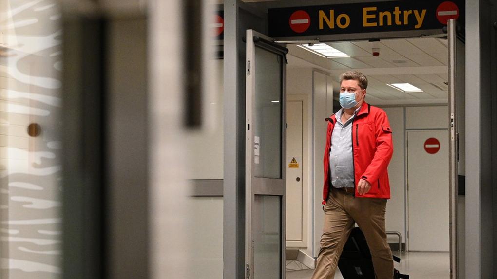 Fotografia de um homem desembarcando no aeroporto de Manchester