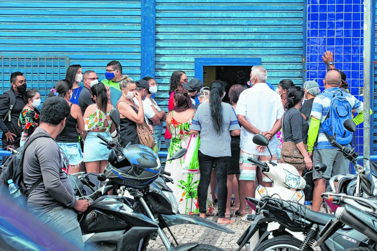 Consumidores se aglomeram em filas no Centro antes da abertura de lojas