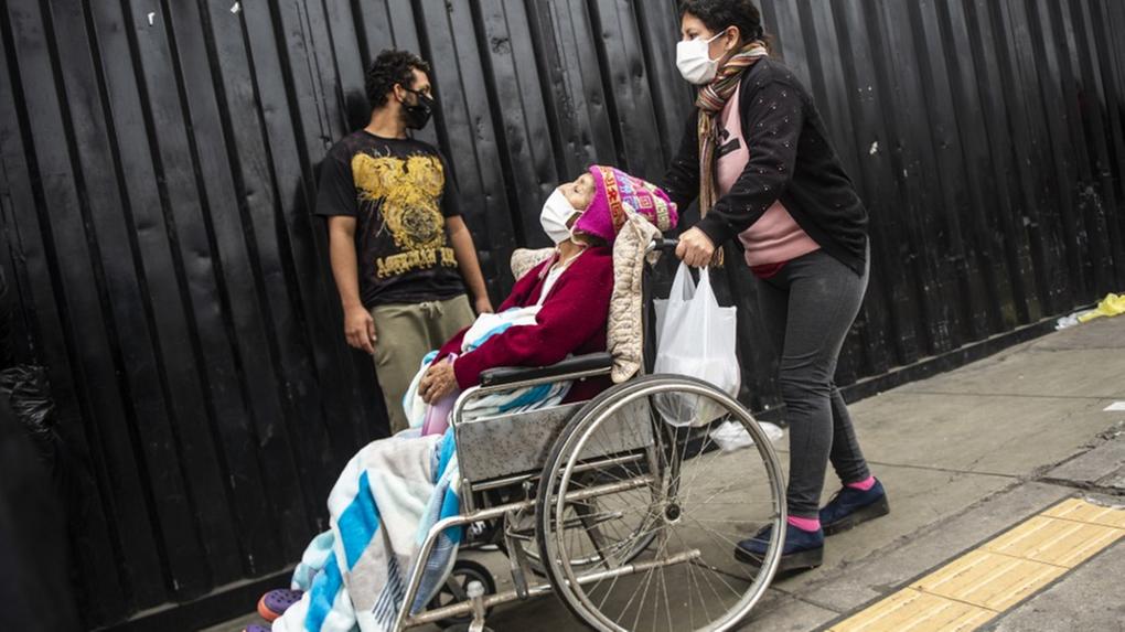 Fotografia de pessoas saindo de hospital no Chile