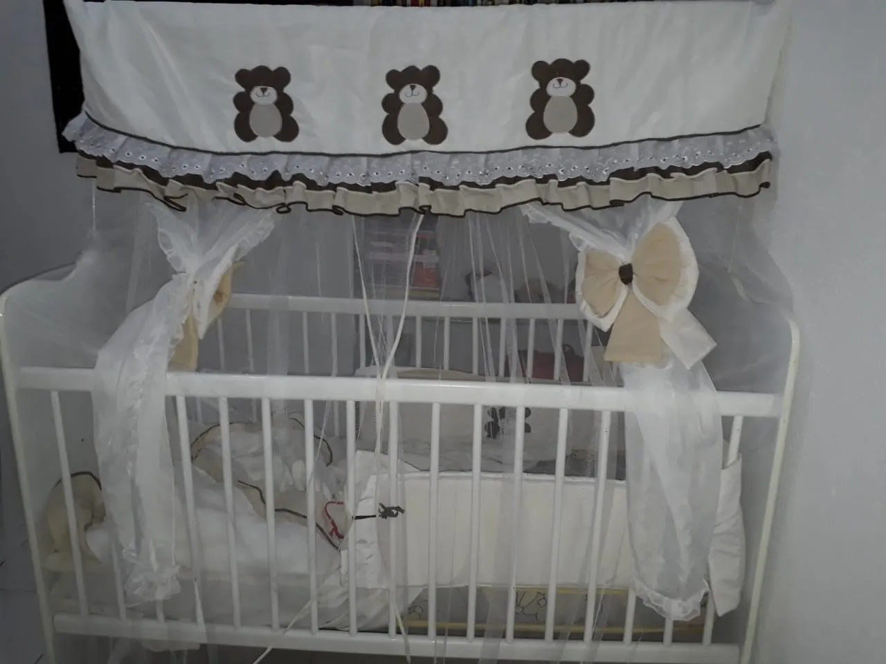 Por conta da pandemia e o fechamento das lojas, o casal contou com a colaboração da família, que doou roupas, brinquedos e o berço.