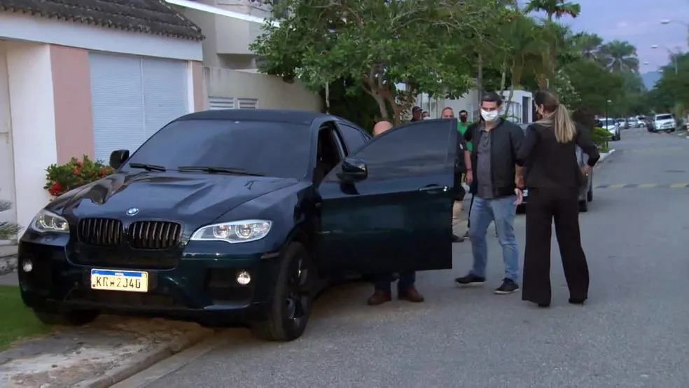 Veículo apreendido pela polícia na casa do sargento