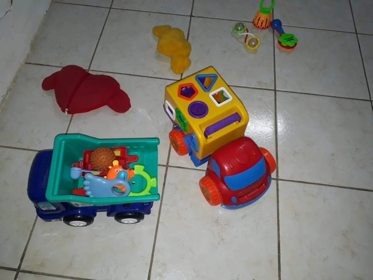 No último dia 4, o pequeno chegou para alegrar a casa após a Justiça conceder a guarda provisória aos pais adotivos. A casa ficou assim: repleta de brinquedos pelo chão.