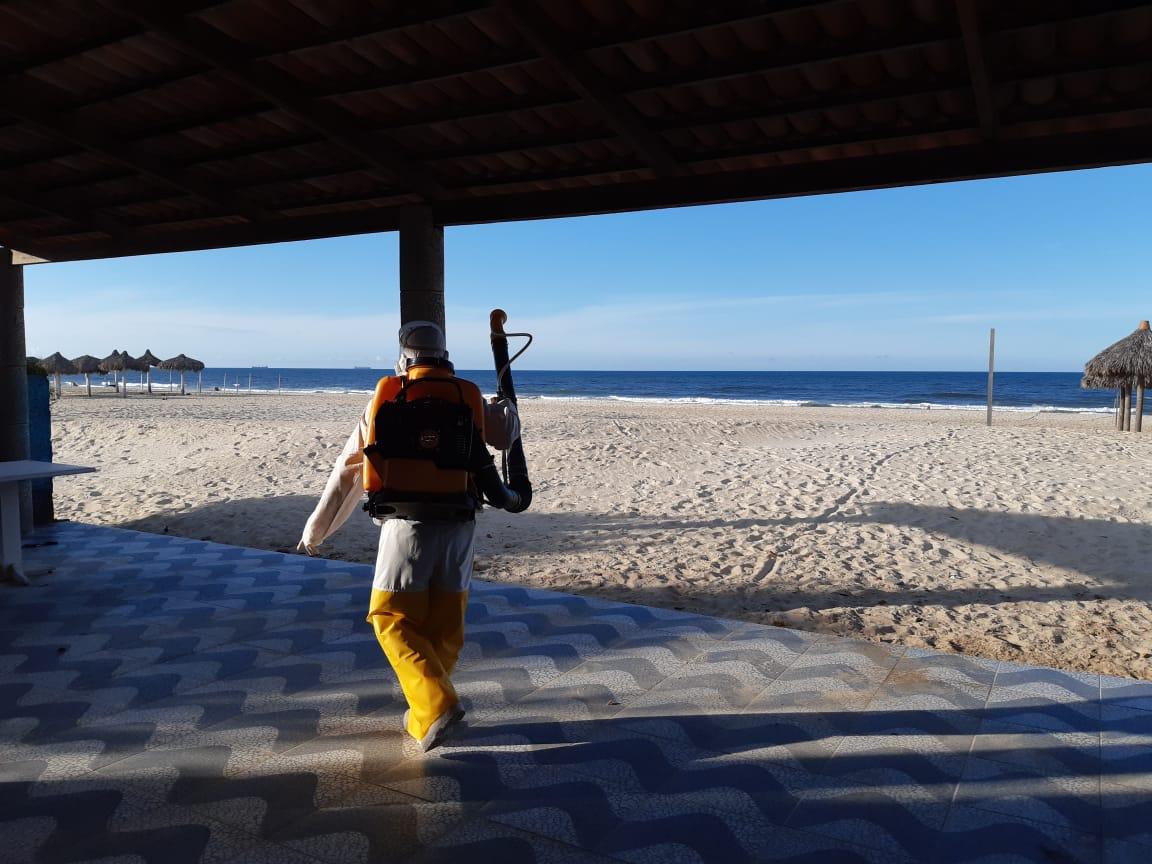 Esta é uma imagem do processo de sanitização das Barracas da Praia do Futuro