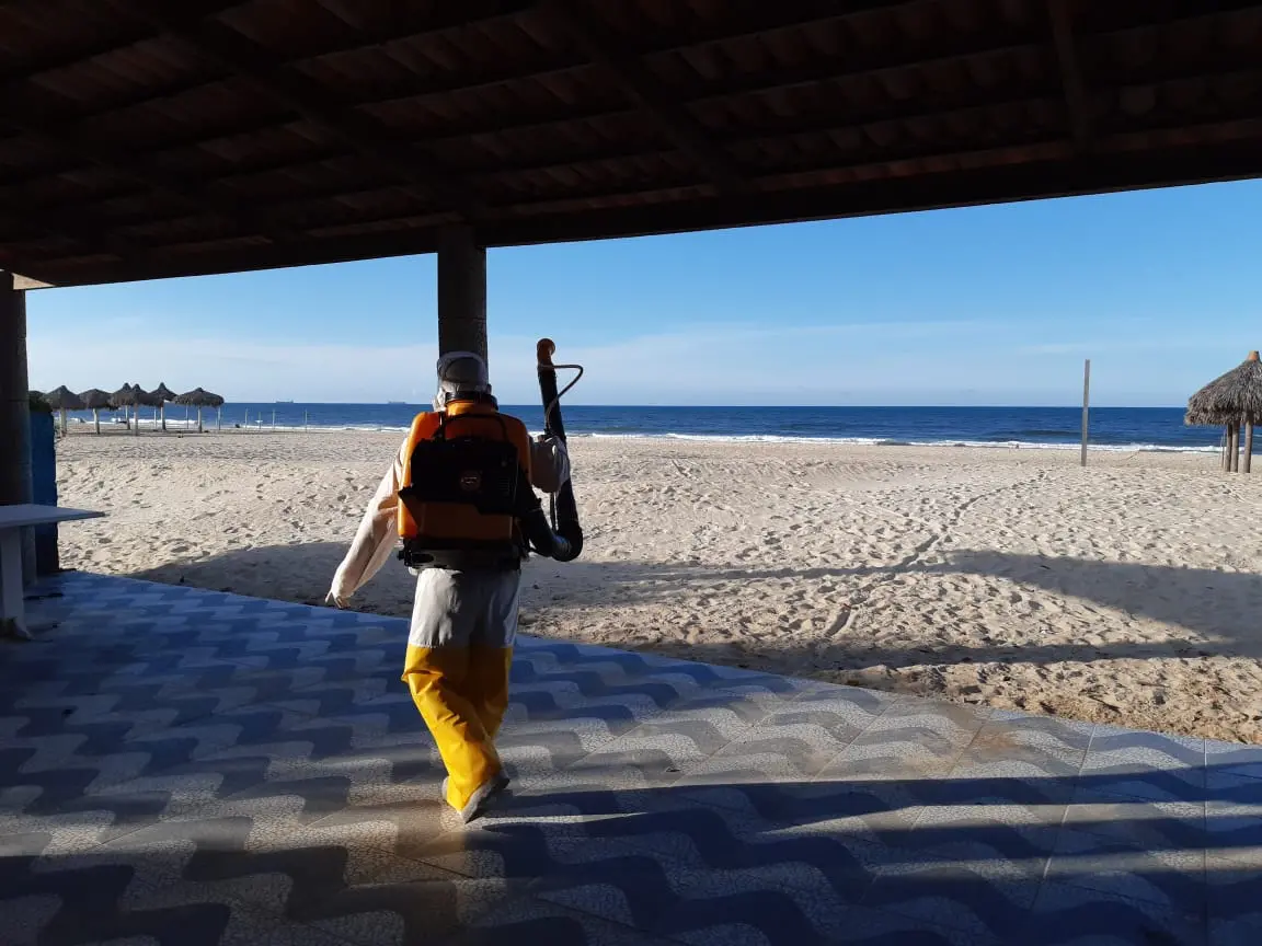 Esta é uma imagem do processo de sanitização das Barracas da Praia do Futuro