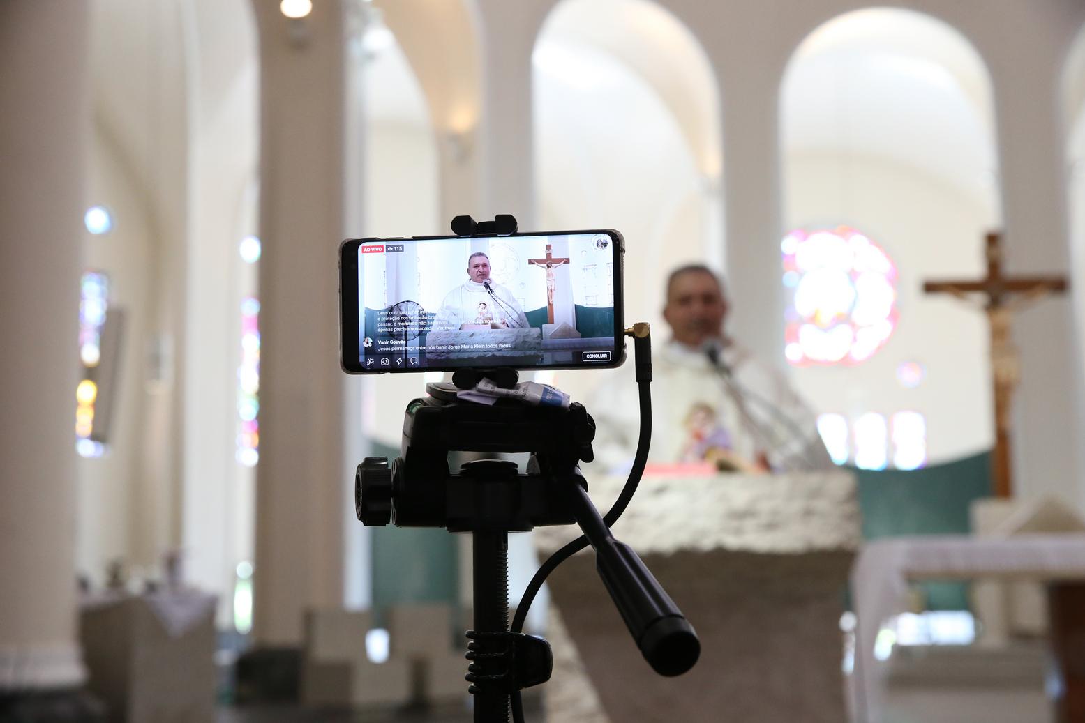 Padre realiza transmissão online da Catedral Metropolitana de Fortaleza.