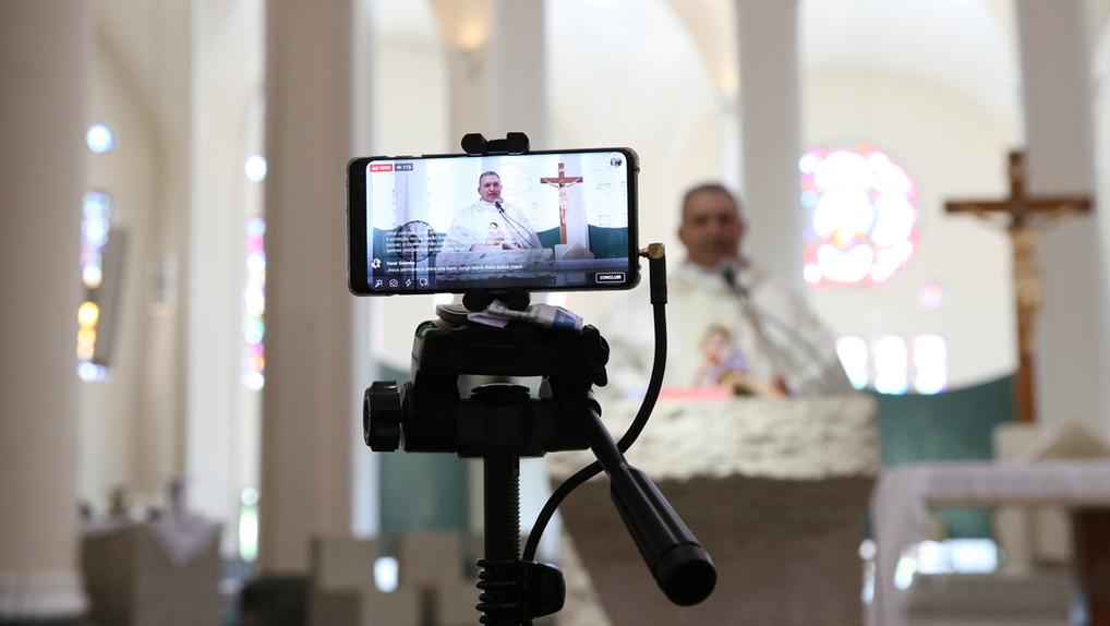 Padre realiza transmissão online da Catedral Metropolitana de Fortaleza.