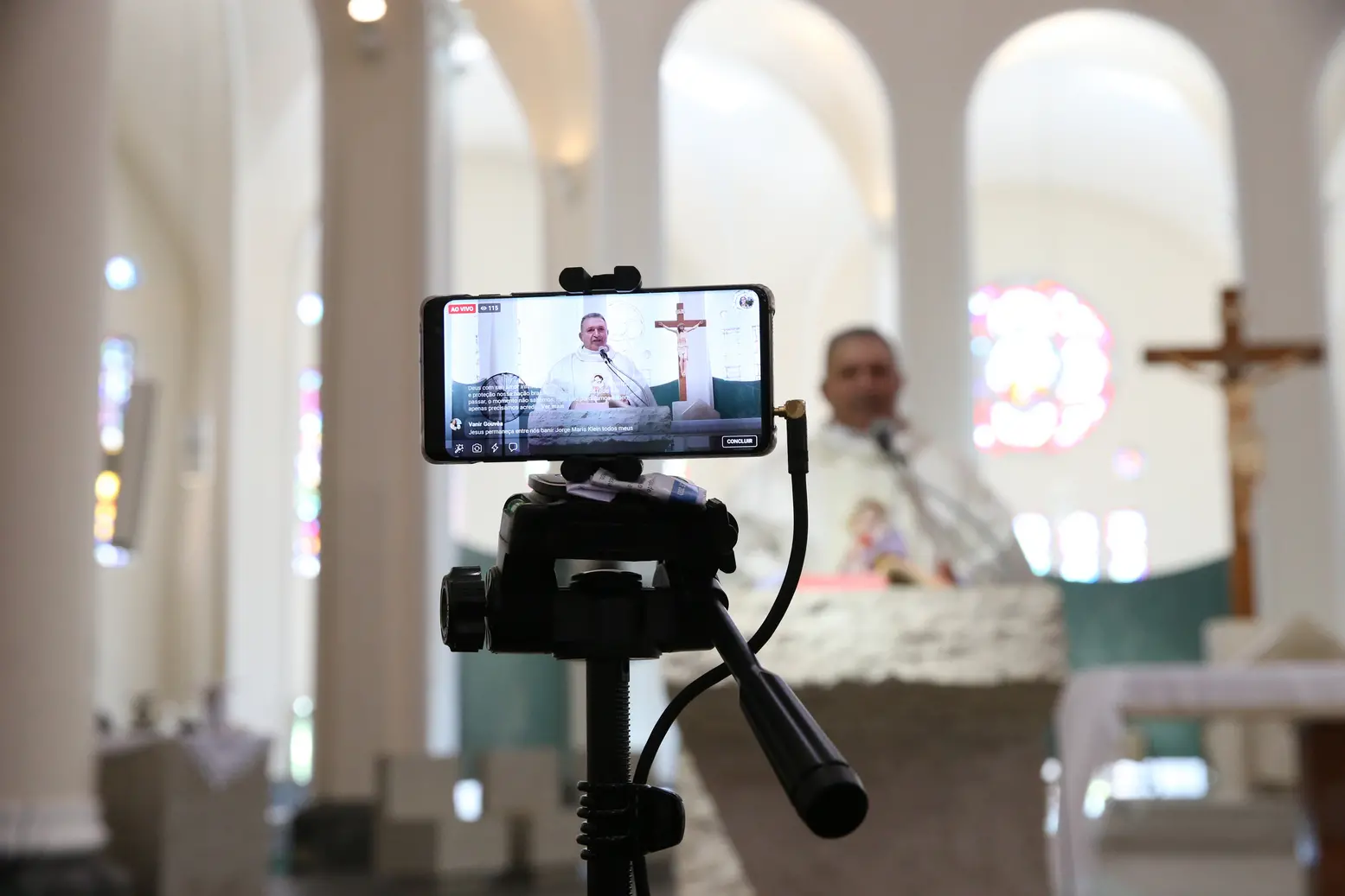 Padre realiza transmissão online da Catedral Metropolitana de Fortaleza.