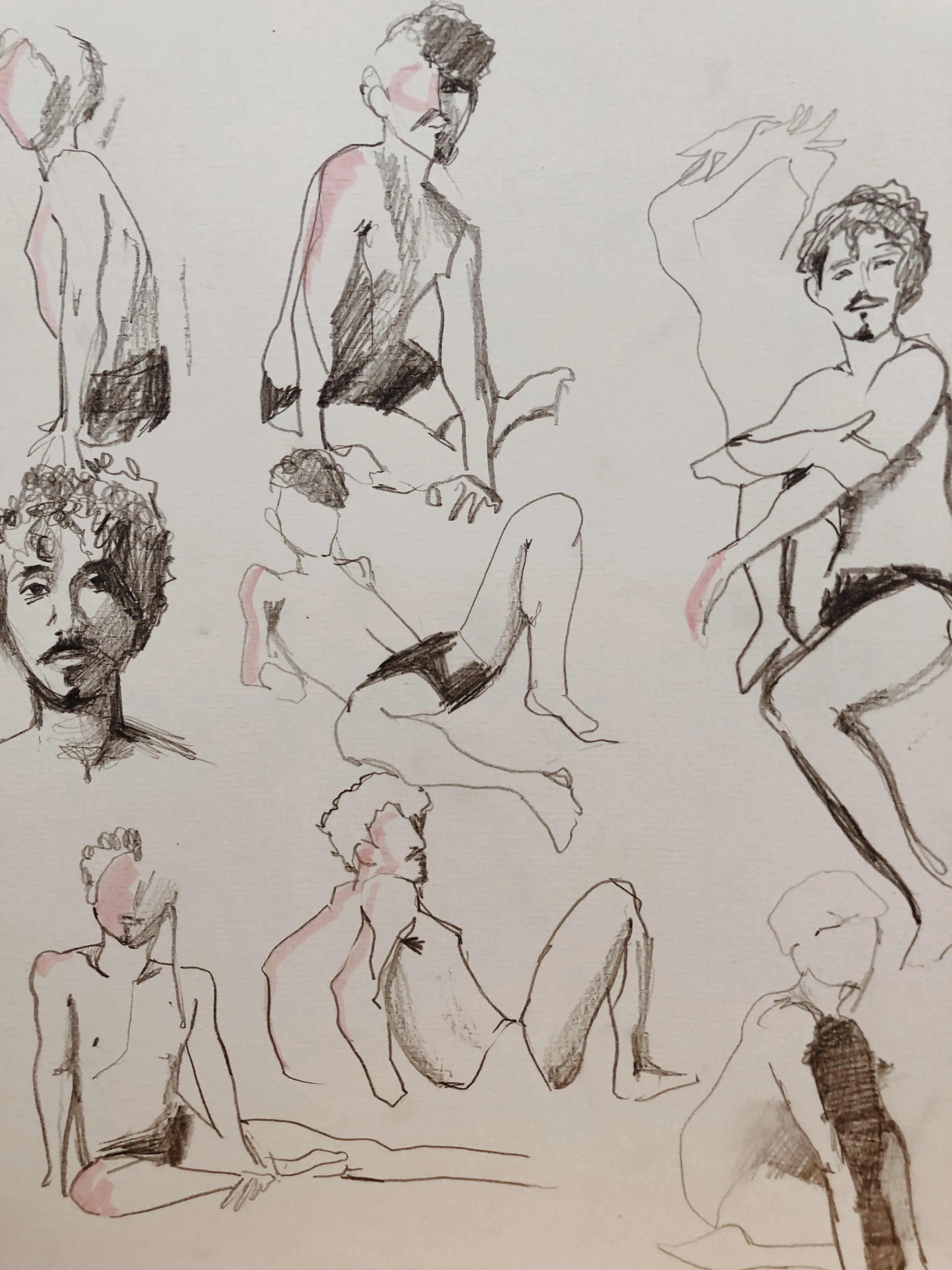 Modelos posam em casa e os desenhistas tentam reproduzir as poses