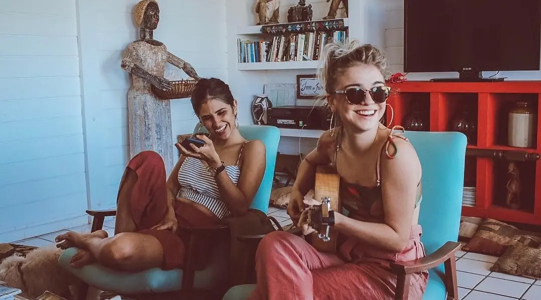 Imagem da notícia: Dia dos Namorados: emisolamento social, casal de cantoras grava clipe caseiro e compõe junto