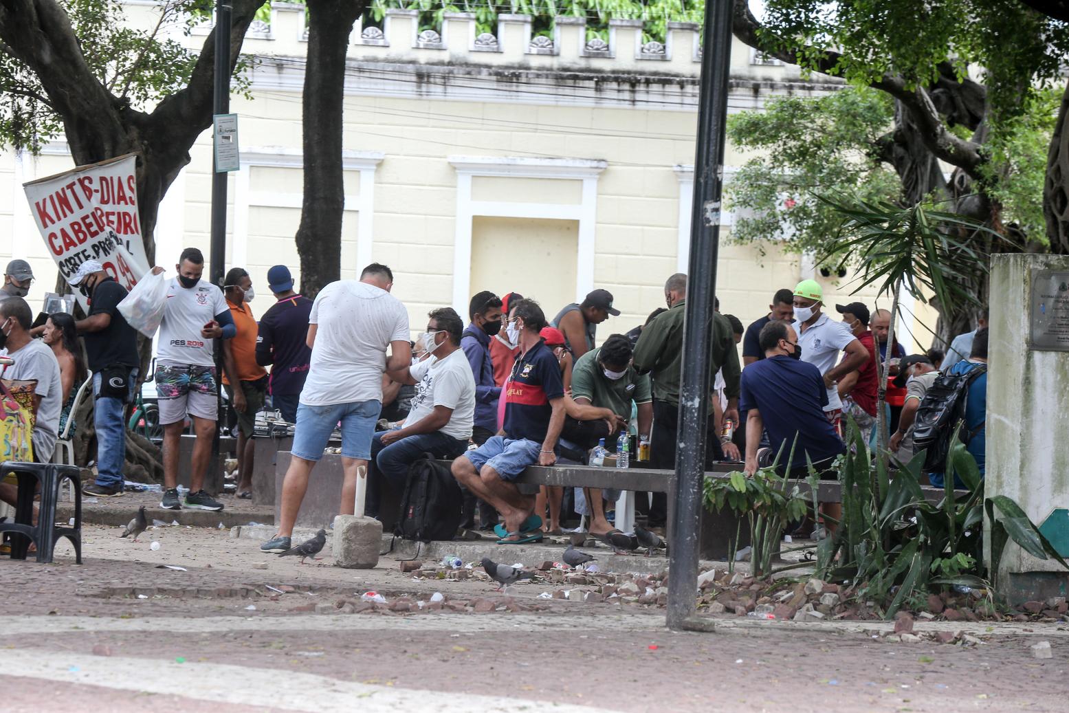 Foto mostra população aglomerada no Centro de Fortaleza