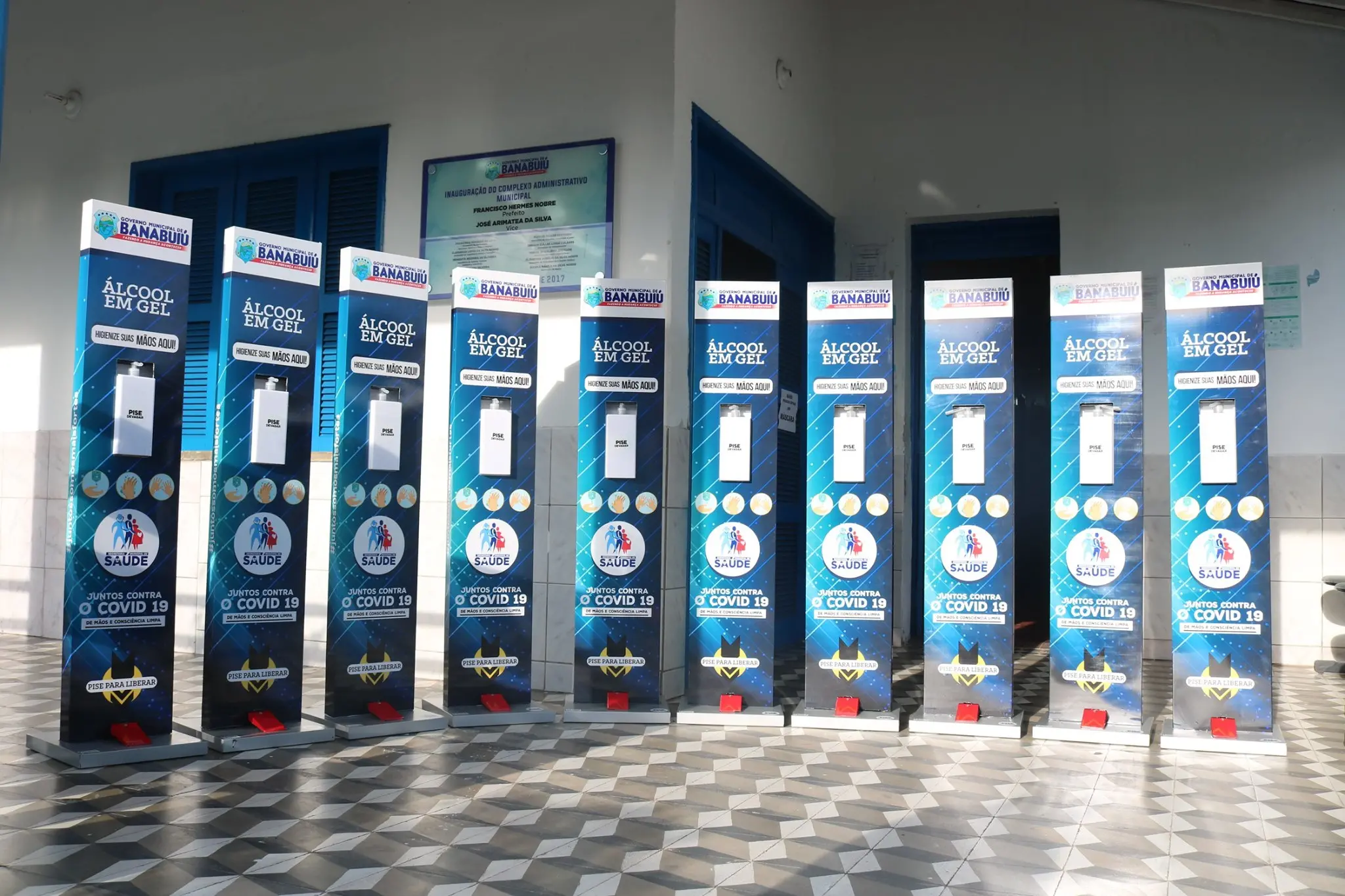 Totens com álcool em gel