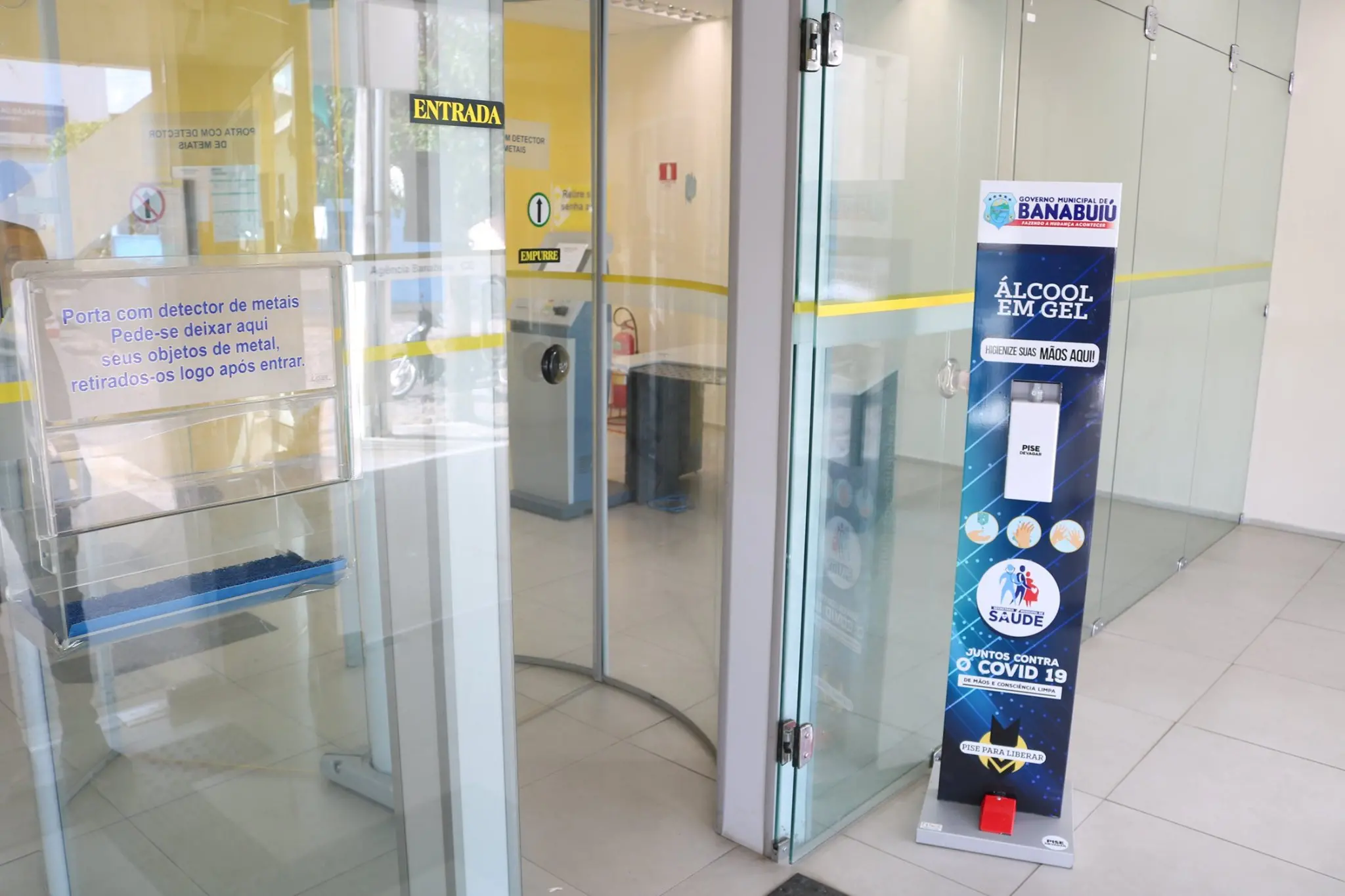 Totens com álcool em gel