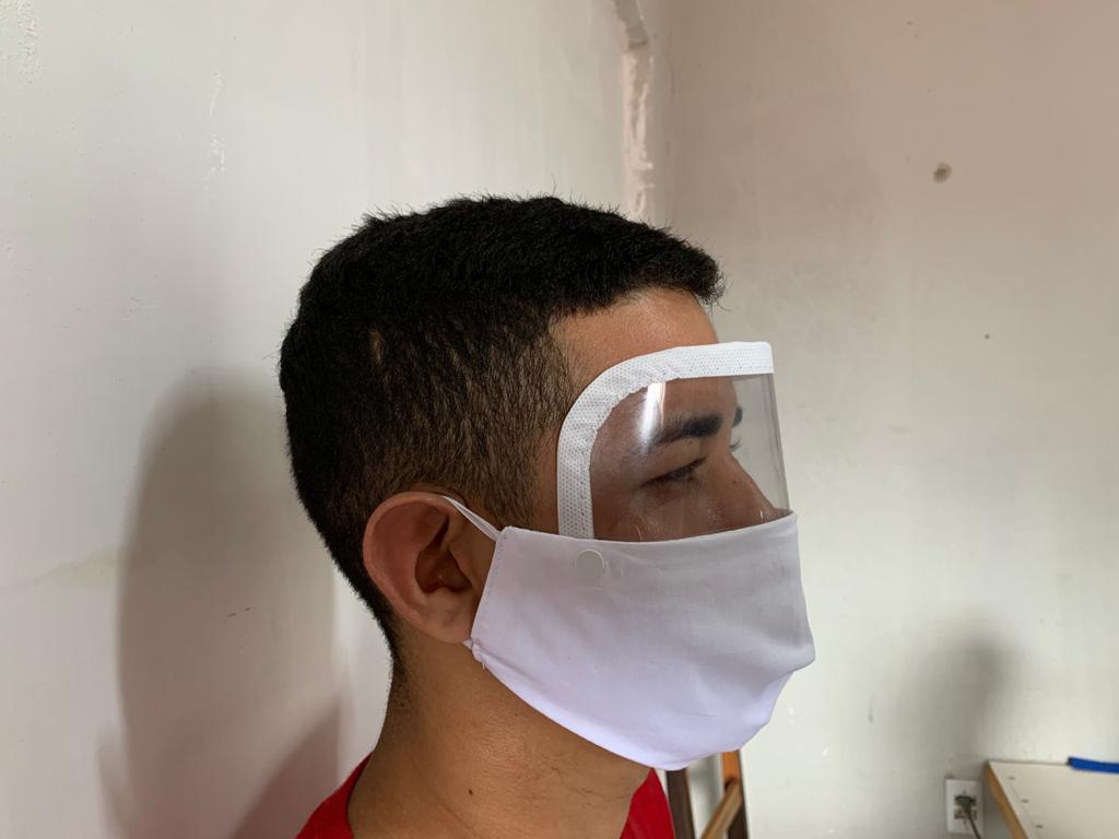 Máscaras com protetor facial em Maranguape