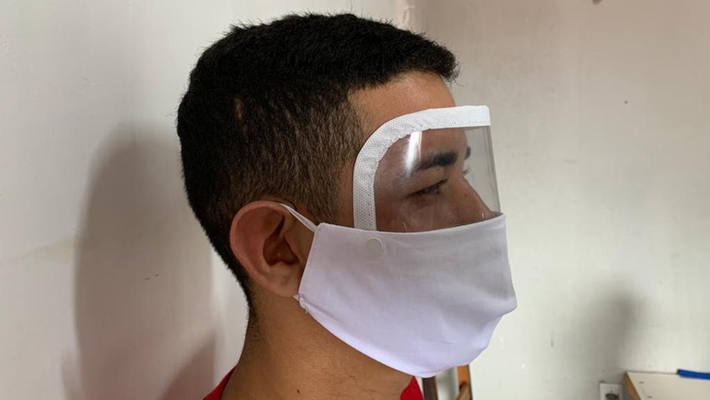 Máscaras com protetor facial em Maranguape