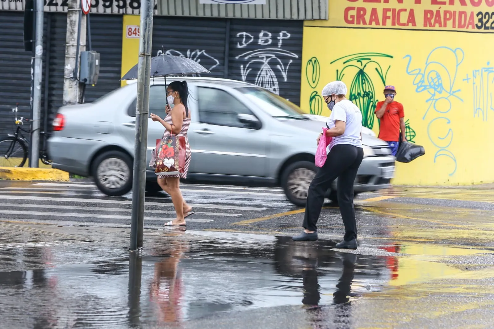 Quem esteve no Centro nesta quinta-feira precisou ficar atento aos pontos com poças