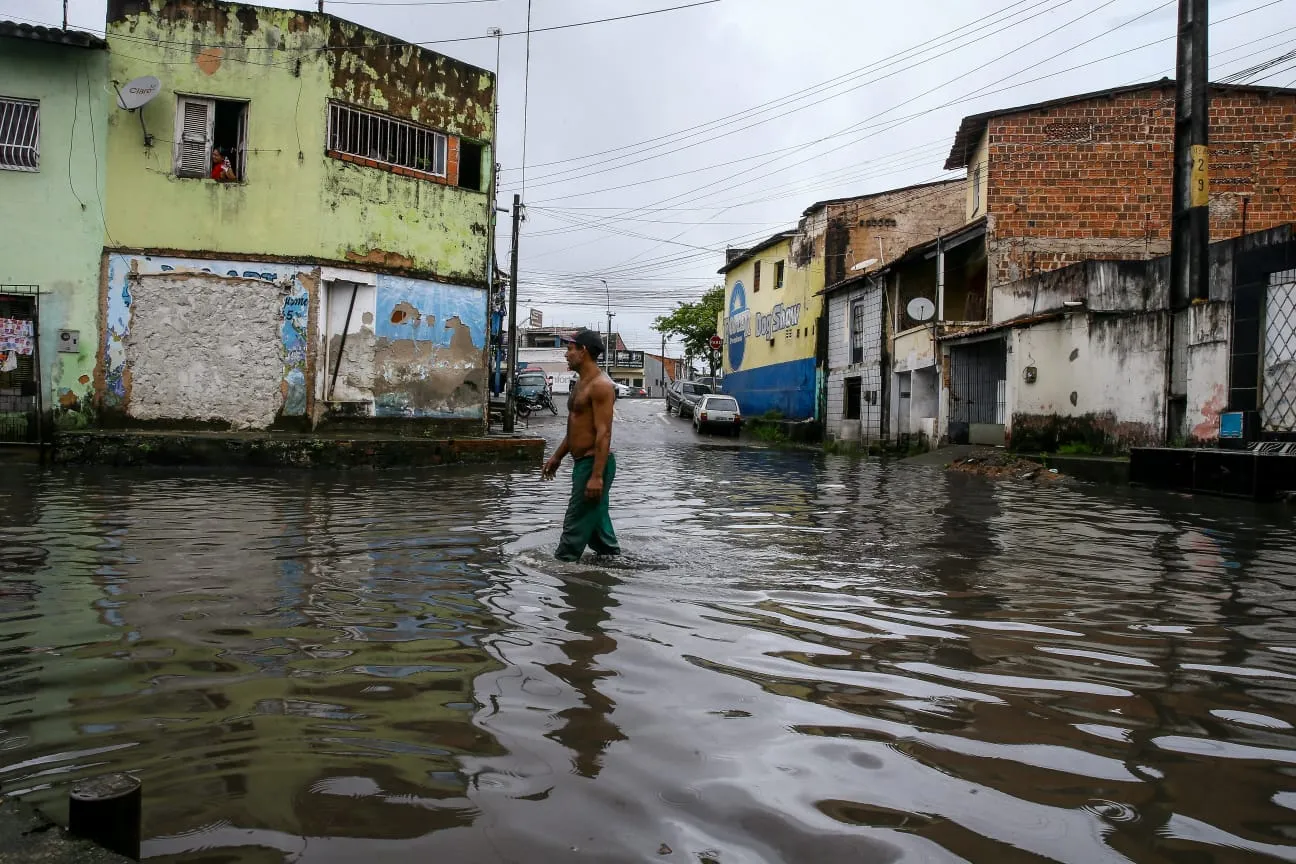 Na Aerolândia, pontos de alagamento chegaram ao joelho dos moradores