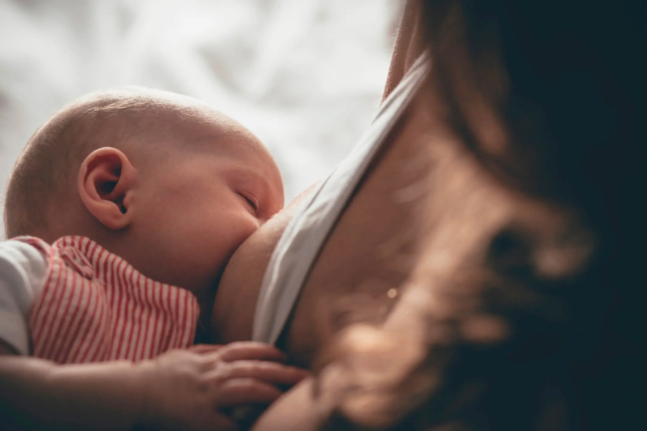 Fotografia de mãe amamentando bebê
