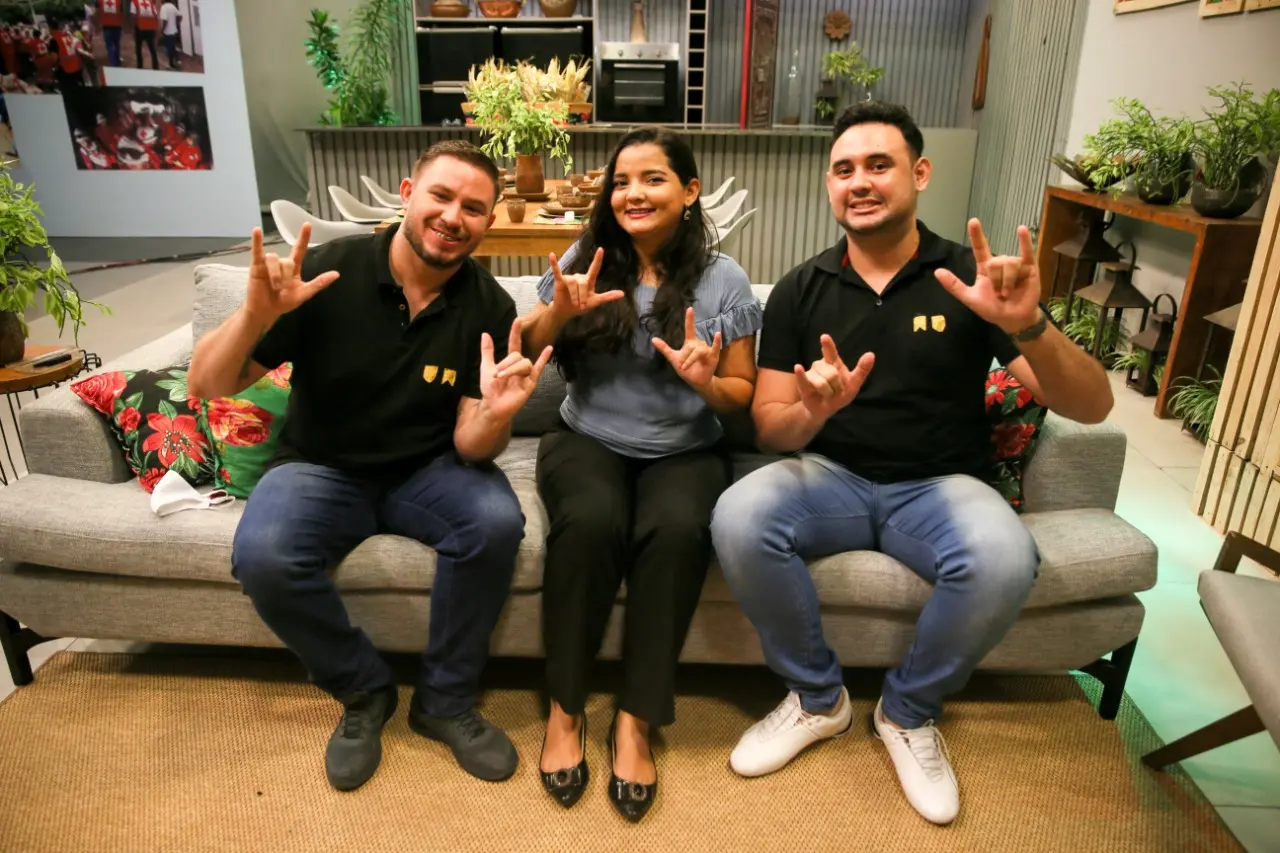 Foto intérpretes de libras do São João do Ceará Solidário Dendi Casa