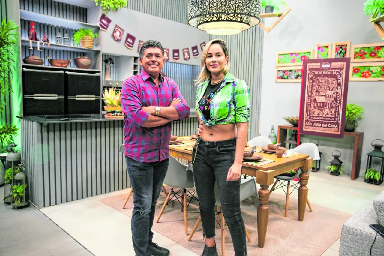 A transmissão é apresentada por Tony Nunes e pela cantora Michele Andrade