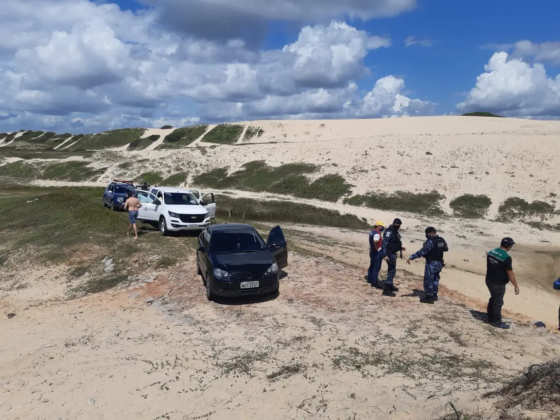 Esta é uma imagem da autuação de carros trafegando irregularmente no Parque Municipal da Sabiaguaba