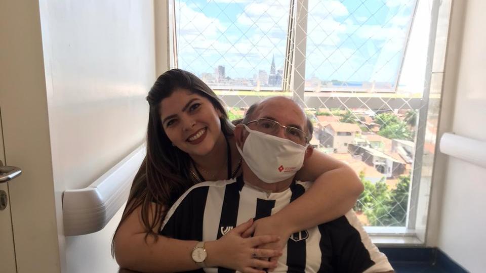 A filha, Tayna Alcântara, ficou ao lado do pai durante a internação no quarto do hospital