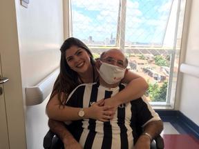 A filha, Tayna Alcântara, ficou ao lado do pai durante a internação no quarto do hospital