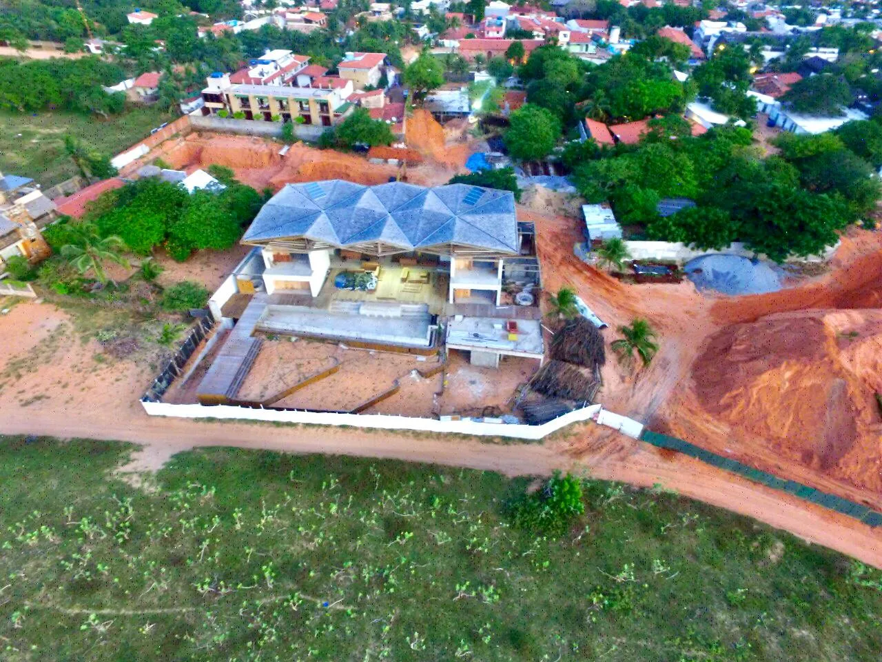 Em 2016, o empreendimento recebeu autorização da Superintendência Estadual do Meio Ambiente (Semace) e Secretaria do Desenvolvimento Econômico, Turismo e Meio Ambiente, do Município, para construção de um condomínio habitacional em uma área de 2.404,70 m².