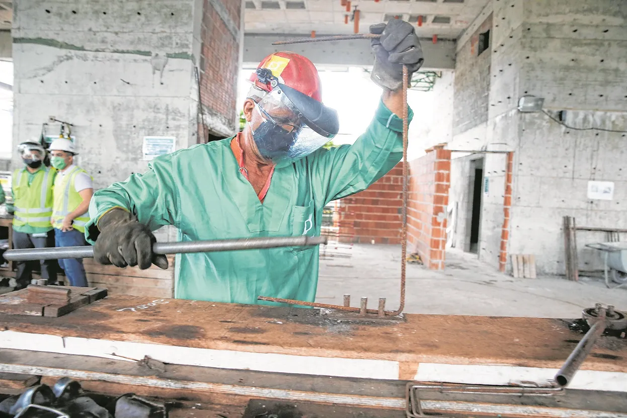 Além dos empregos inerentes às obras, a construção civil costuma gerar vagas no pós-construção para cargos relacionados à manutenção, como porteiro e zelador.
