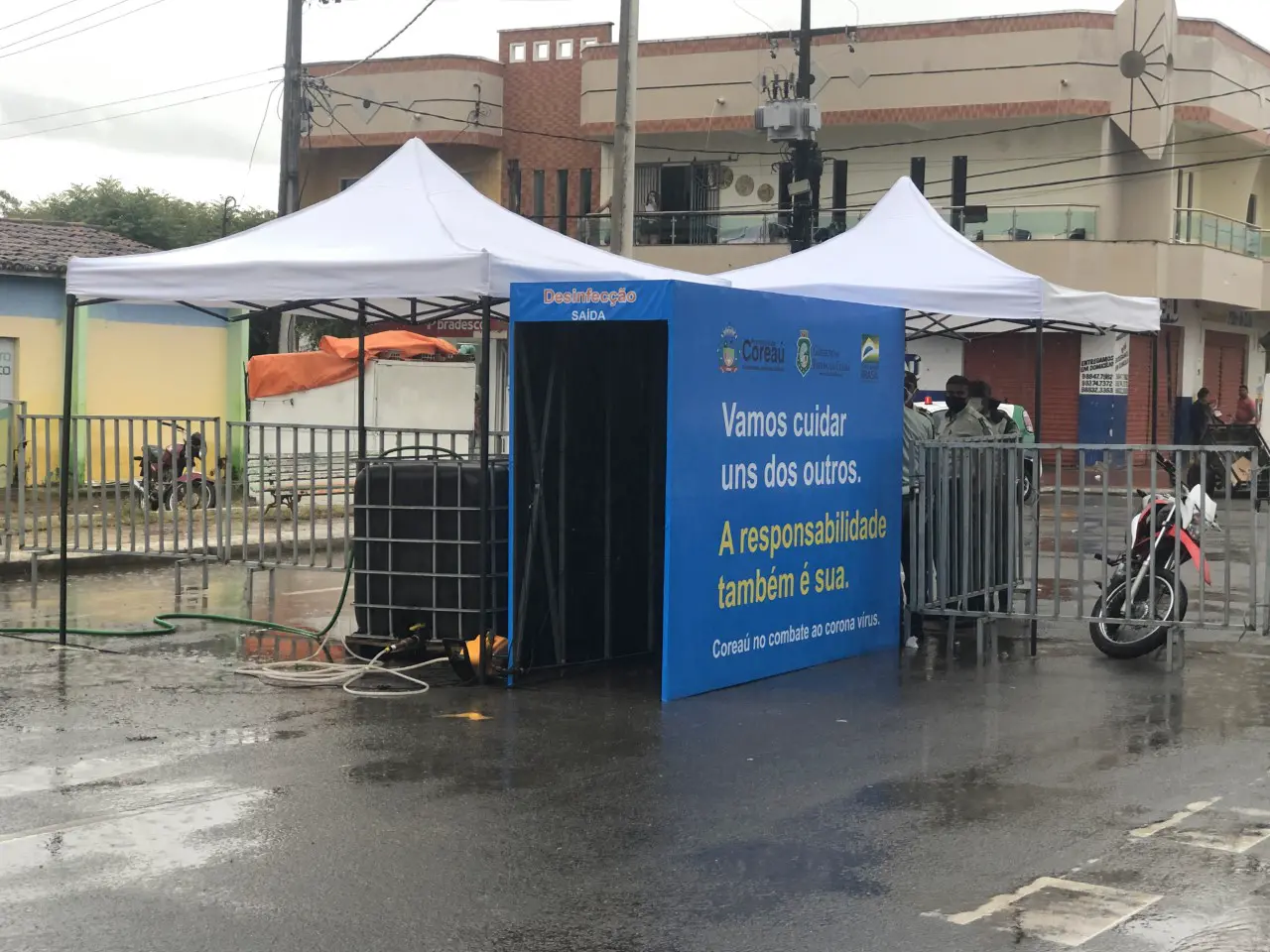 Em Coreaú, a cabine de desinfecção foi implantada no fim de abril no centro da cidade