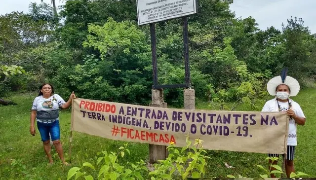 Ainda em maio, a Aldeia Tremembé da Barra do Mundaú, em Itapipoca, criou uma barreira sanitária e espalhou faixas para avisar que não estão recebendo visitantes. Os indígenas seguem barrando a entrada para visitantes.