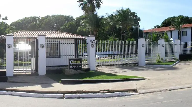 Fachada da Cidade Vozão, em Itaitinga