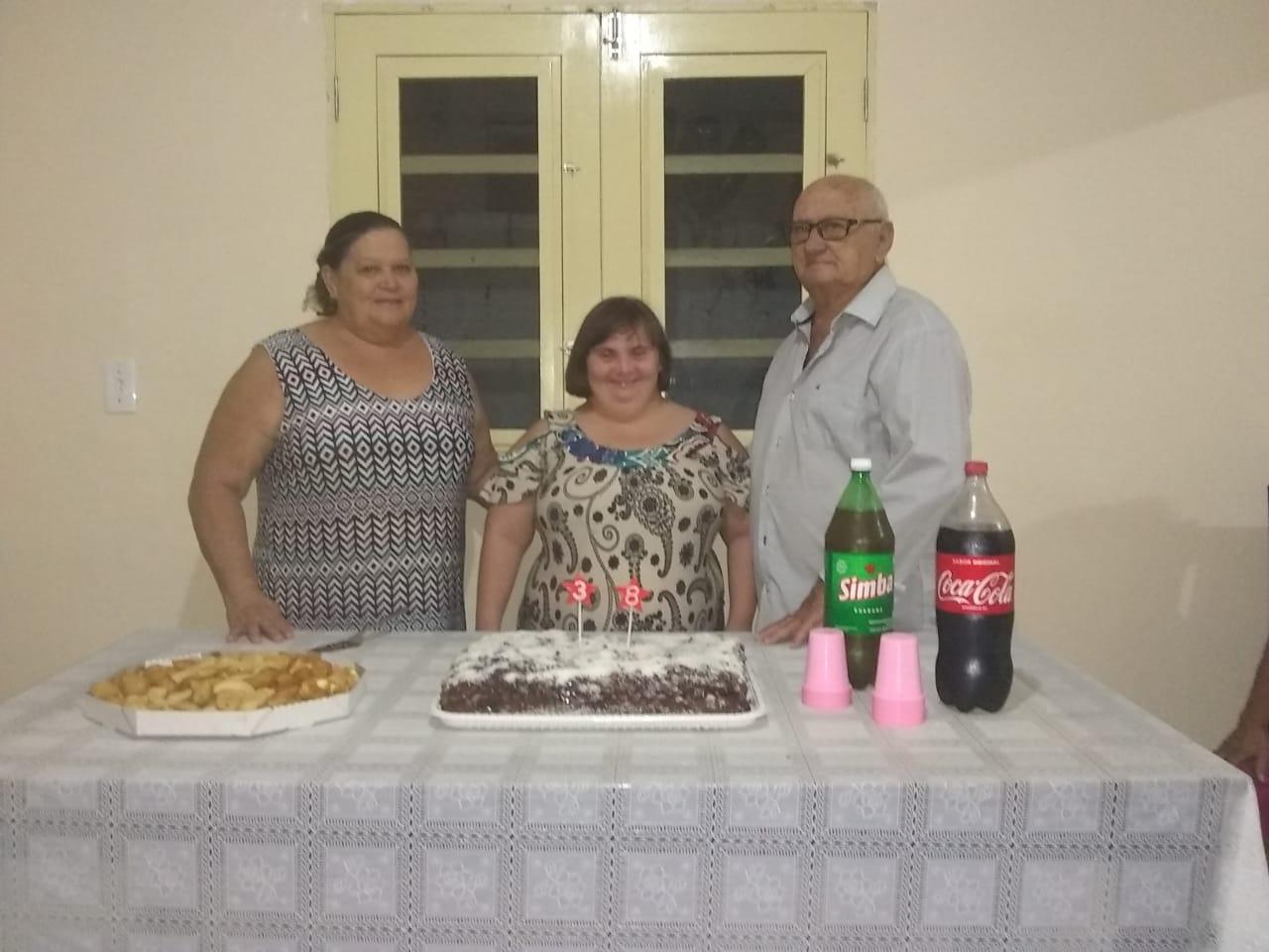 Na foto, a familia comemora o aniversário de 38 anos de Sandra.