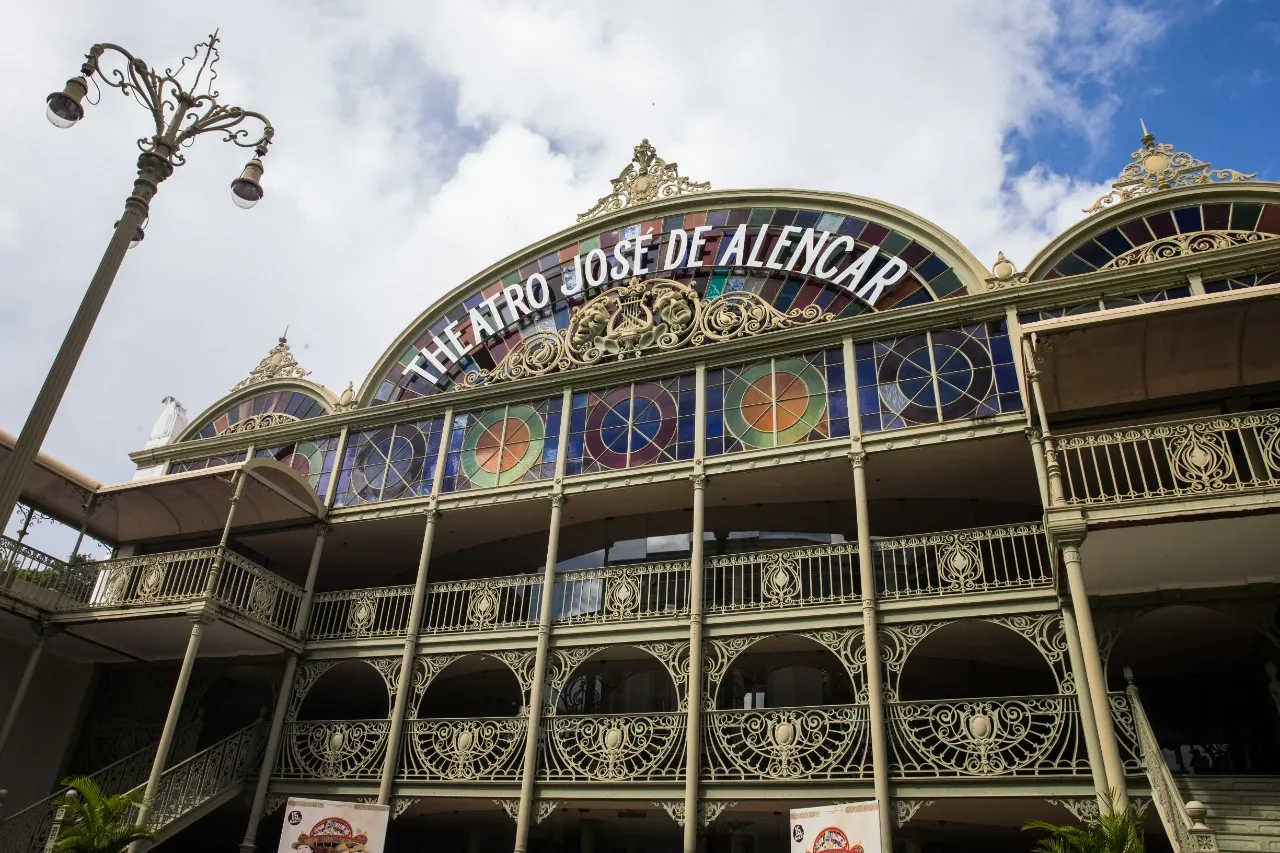 Pois é, Theatro Zé. O tempo passa, passou, está passando. E enquanto o tempo passa, nós vamos traspassando os tempos