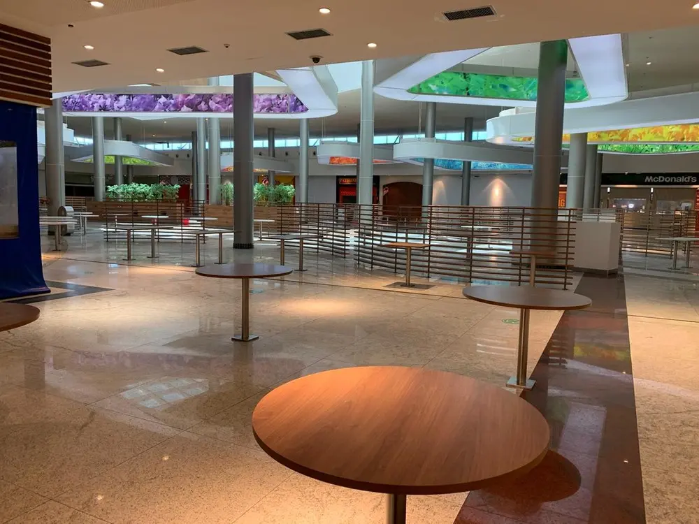 Praça de alimentação em shopping de Fortaleza