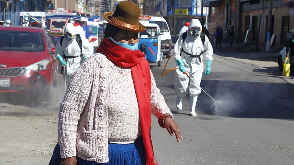 Fotografia de mulher com máscara no Peru