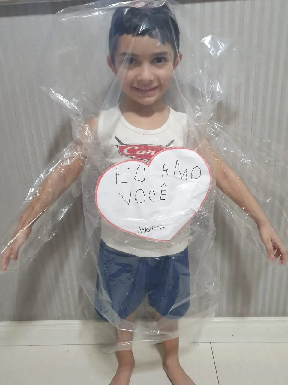 Durante os momentos em que a criança está com a capa, os pais de Miguel ficam atentos à criança. O plástico é higienizado com água sanitária diluída em água para prevenção contra o vírus.