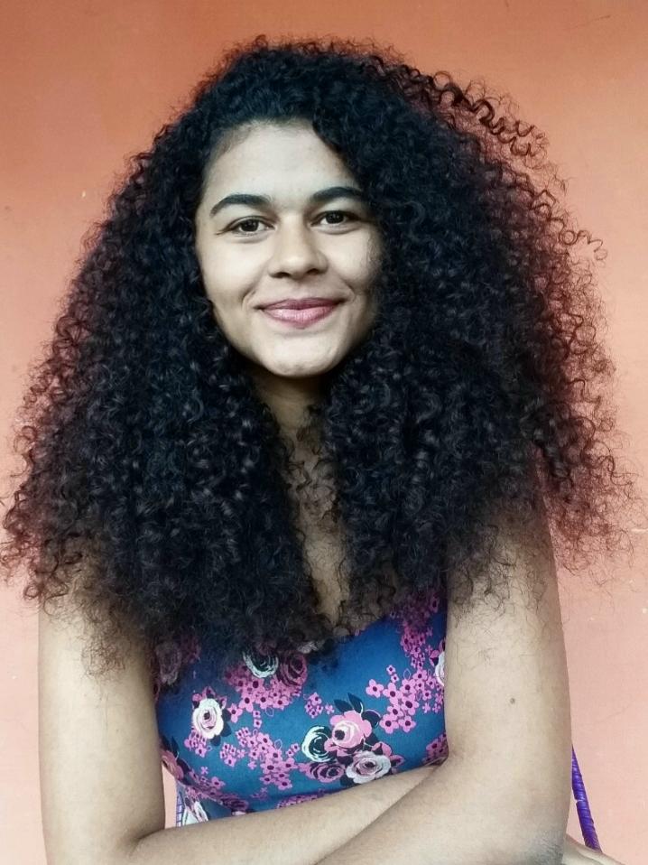 Estudante assiste aula remota na zona rural