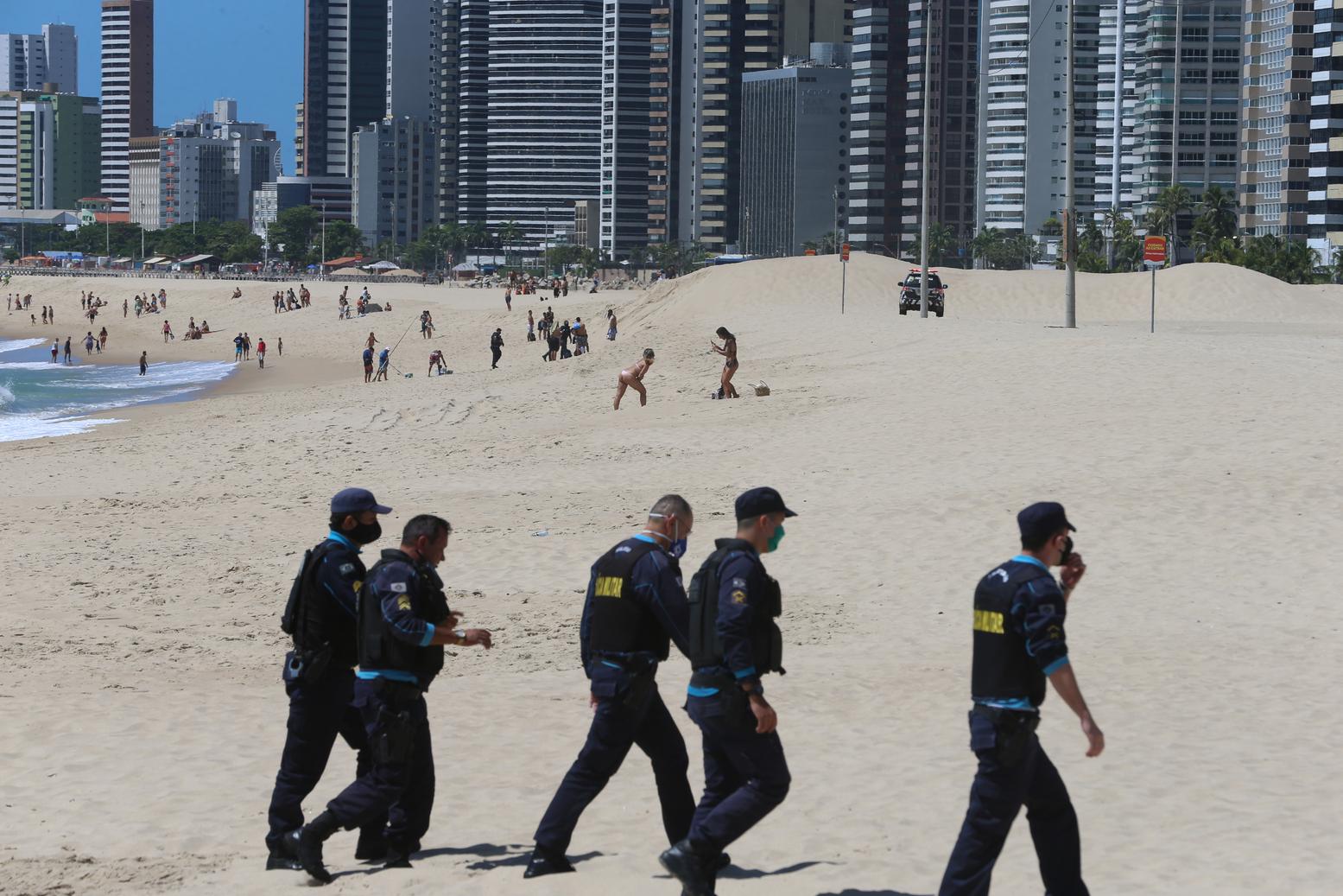 Agentes de segurança do Ceará fiscalizam isolamento nas praias.