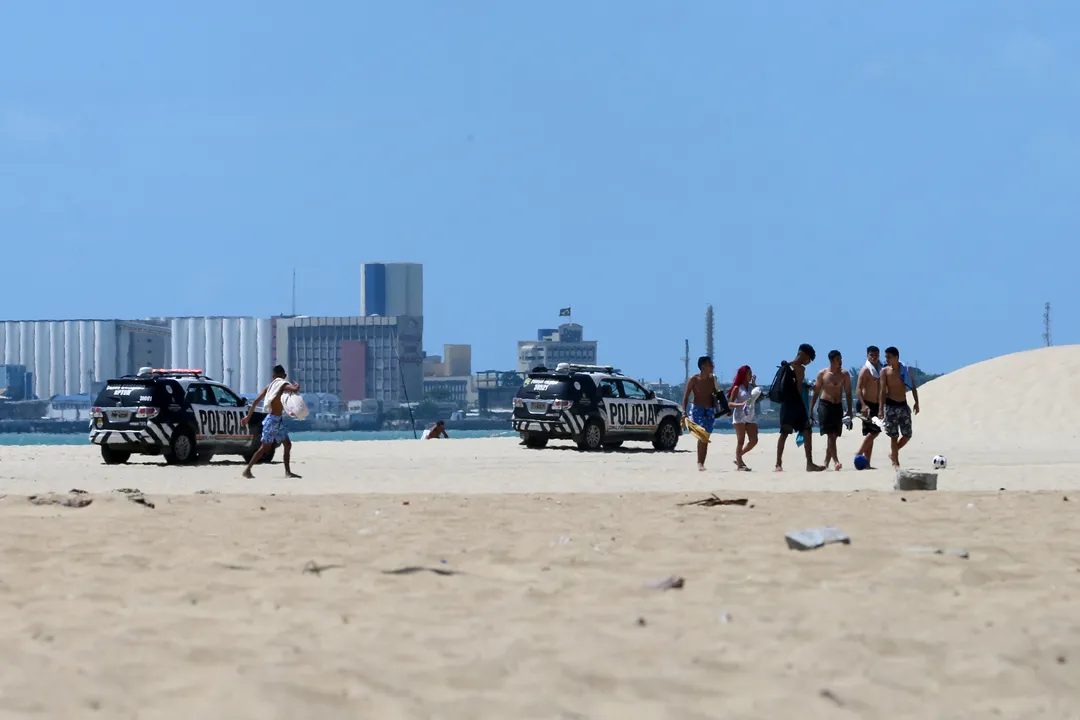 Além da remoção de banhistas, o efetivo também fiscalizou o uso de máscaras.