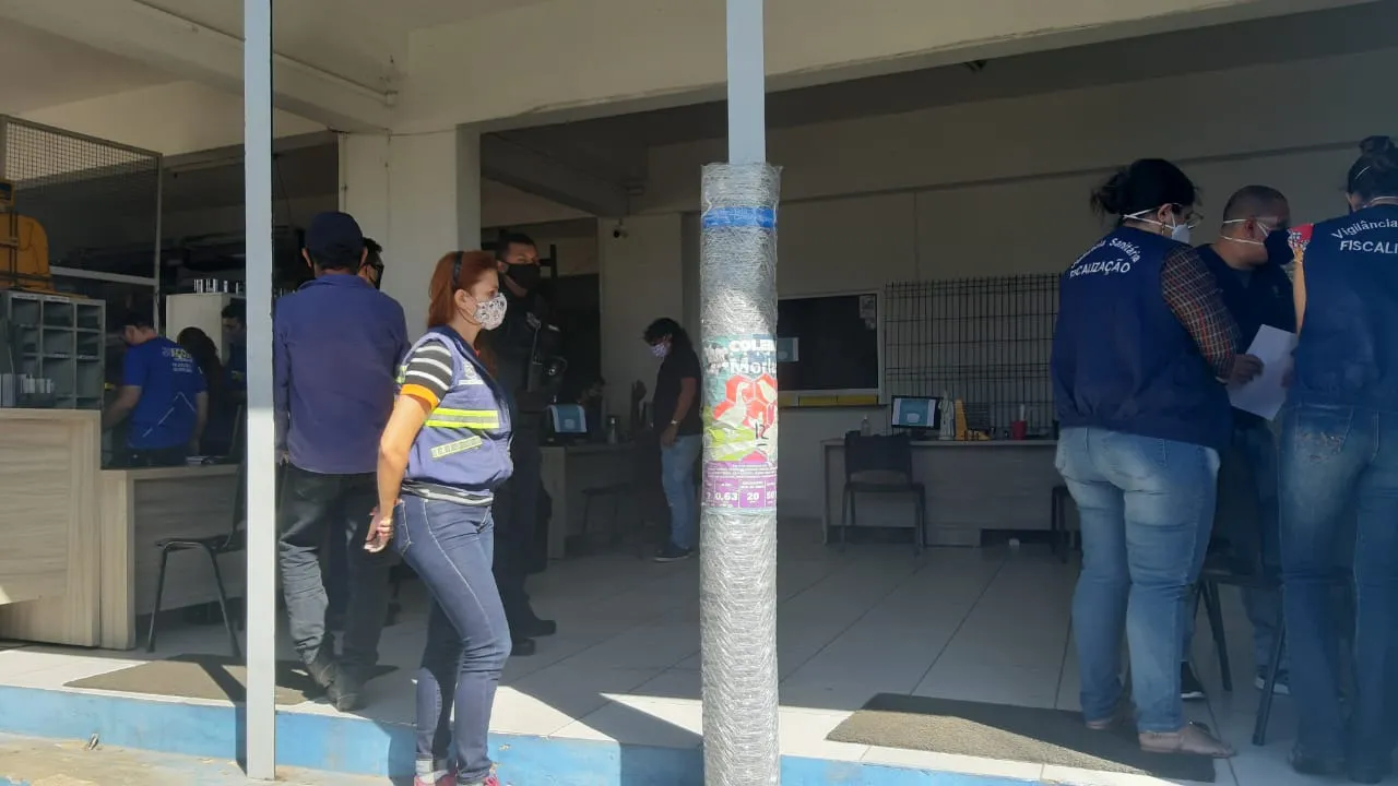Agentes da Vigilância Sanitária flagraram uma loja de materiais de construção aberta na Rua São Pedro, no Centro da cidade