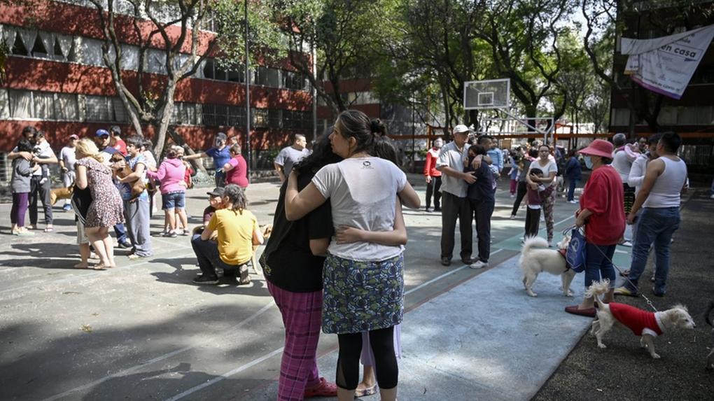 fotografia das pessoas nas ruas da capital do México