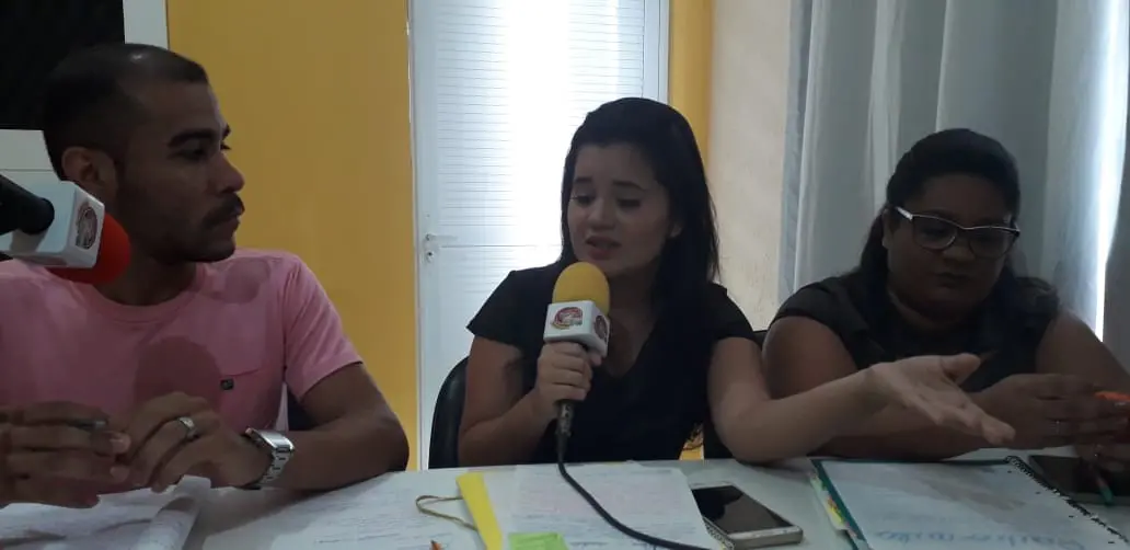 Professores iam até a rádio, no começo do projeto, para gravar as aulas