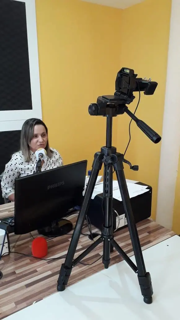 Professora grava aula em casa para o projeto