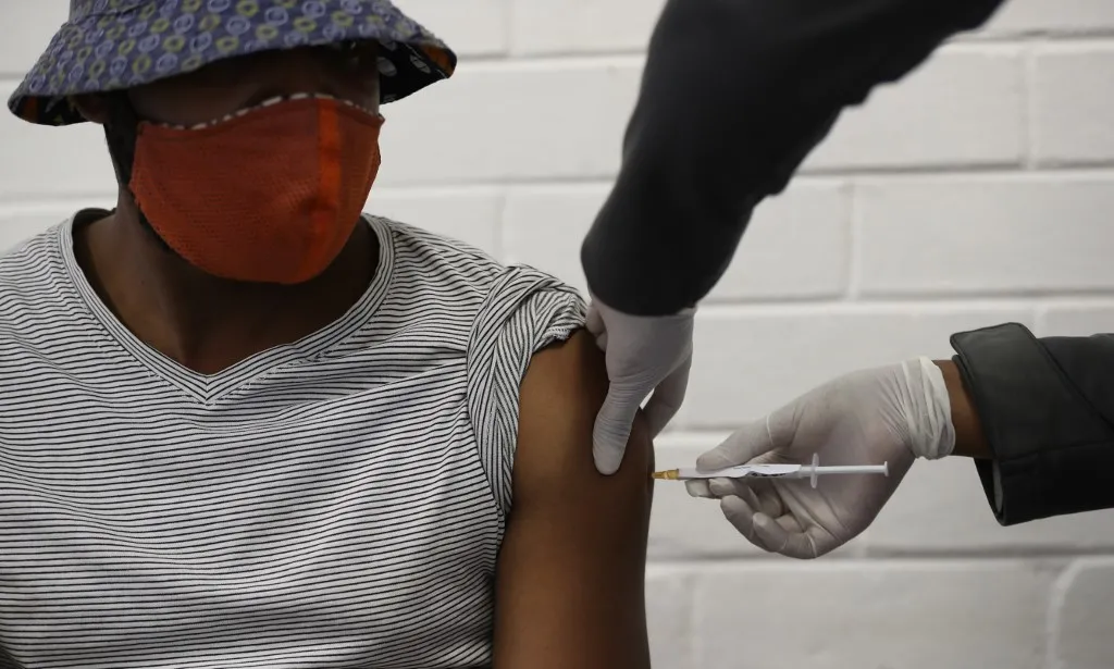 Voluntário recebe vacina contra Covid-19 em testes