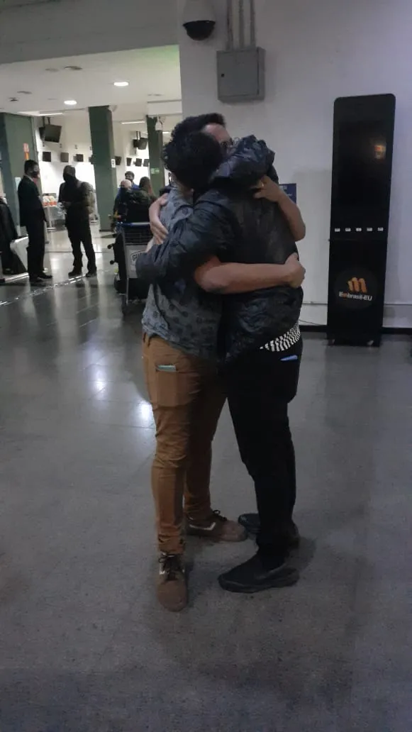 Antes desse abraço presencial, Gabriel e Tomaz só tinham se visto por videochamada