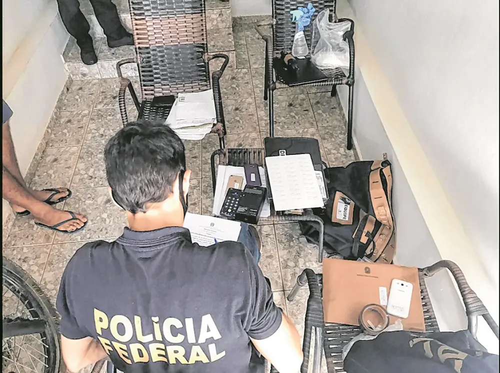 Policiais federais apreenderam documentos e mídias eletrônicas Mandados foram cumpridos em quatro municípios do Interior do Estado